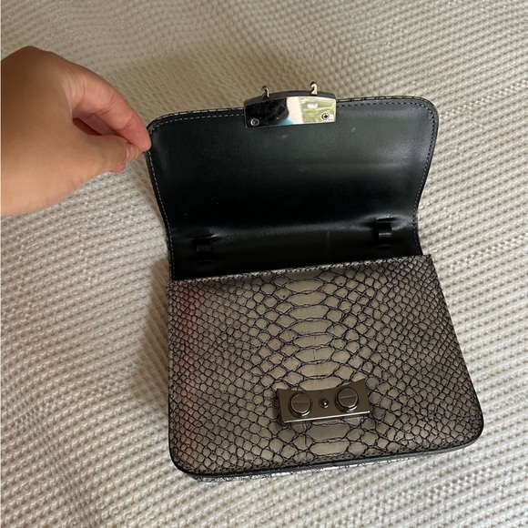 Silver colore snake texture clutch - Picture 3 of 5